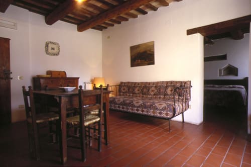 Agriturismo Ca' le Suore | Bilocale a Cagli, Marche. Appartamento con terrazza, vista giardino, soggiorno con angolo cottura, camera matrimoniale, divano letto, bagno con doccia. Wifi, TV, spazio esterno, piscina con sdraio, campo da tennis, camino, ventilatore.