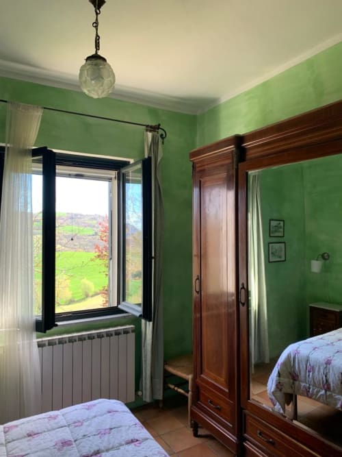 Agriturismo Ca' le Suore | Bilocale a Cagli, Marche. Appartamento con terrazza, vista giardino, soggiorno con angolo cottura, camera matrimoniale, divano letto, bagno con doccia. Wifi, TV, spazio esterno, piscina con sdraio, campo da tennis, camino, ventilatore.