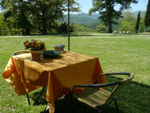 Agriturismo Ca' le Suore | Monolocale a Cagli, Marche, casa vacanze provincia Pesaro Urbino. Appartamento con terrazza, vista giardino, soggiorno con angolo cottura, camera matrimoniale, divano letto, bagno con doccia. Wifi, TV, spazio esterno, piscina con sdraio, campo da tennis, camino, ventilatore.