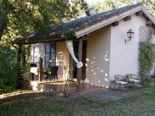 Agriturismo Ca' le Suore | Piccolo bilocale a Cagli, Marche, casa vacanze provincia Pesaro Urbino. Appartamento con terrazza, vista giardino, soggiorno con angolo cottura, camera matrimoniale, divano letto, bagno con doccia. Wifi, TV, spazio esterno, piscina con sdraio, campo da tennis, camino, ventilatore.