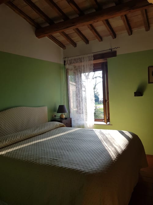 Agriturismo Ca' le Suore | Bilocale a Cagli, Marche. Appartamento con terrazza, vista giardino, soggiorno con angolo cottura, camera matrimoniale, divano letto, bagno con doccia. Wifi, TV, spazio esterno, piscina con sdraio, campo da tennis, camino, ventilatore.