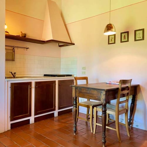 Agriturismo Ca' le Suore | Piccolo bilocale a Cagli, Marche, casa vacanze provincia Pesaro Urbino. Appartamento con terrazza, vista giardino, soggiorno con angolo cottura, camera matrimoniale, divano letto, bagno con doccia. Wifi, TV, spazio esterno, piscina con sdraio, campo da tennis, camino, ventilatore.