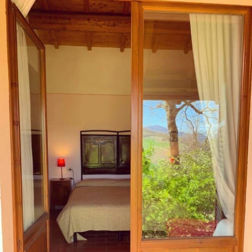Agriturismo Ca' le Suore | Piccolo bilocale a Cagli, Marche, casa vacanze provincia Pesaro Urbino. Appartamento con terrazza, vista giardino, soggiorno con angolo cottura, camera matrimoniale, divano letto, bagno con doccia. Wifi, TV, spazio esterno, piscina con sdraio, campo da tennis, camino, ventilatore.