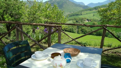 Agriturismo Ca' le Suore | Bilocale a Cagli, Marche. Appartamento con terrazza, vista giardino, soggiorno con angolo cottura, camera matrimoniale, divano letto, bagno con doccia. Wifi, TV, spazio esterno, piscina con sdraio, campo da tennis, camino, ventilatore.