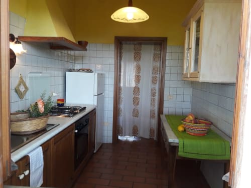 Agriturismo Ca' le Suore | Trilocale a Cagli, Marche, casa vacanze provincia Pesaro Urbino. Appartamento con terrazza, vista giardino, soggiorno con angolo cottura, camera matrimoniale, divano letto, bagno con doccia. Wifi, TV, spazio esterno, piscina con sdraio, campo da tennis, camino, ventilatore.