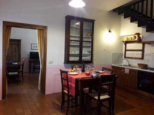 Agriturismo Ca' le Suore | Trilocale a Cagli, Marche, casa vacanze provincia Pesaro Urbino. Appartamento con terrazza, vista giardino, soggiorno con angolo cottura, camera matrimoniale, divano letto, bagno con doccia. Wifi, TV, spazio esterno, piscina con sdraio, campo da tennis, camino, ventilatore.