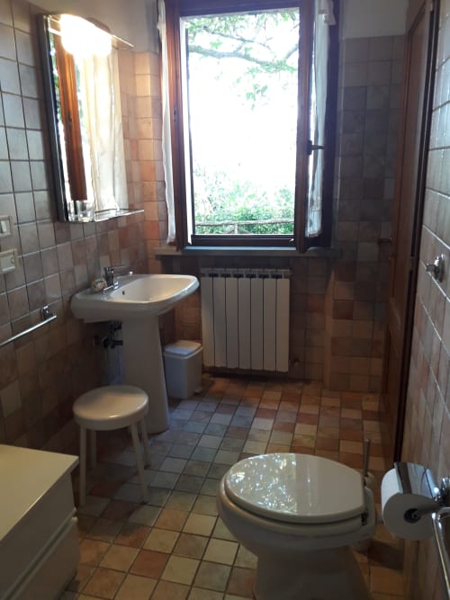 Agriturismo Ca' le Suore | Trilocale a Cagli, Marche, casa vacanze provincia Pesaro Urbino. Appartamento con terrazza, vista giardino, soggiorno con angolo cottura, camera matrimoniale, divano letto, bagno con doccia. Wifi, TV, spazio esterno, piscina con sdraio, campo da tennis, camino, ventilatore.