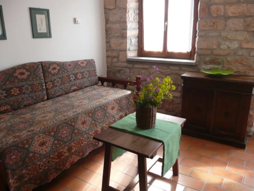 Agriturismo Ca' le Suore | Bilocale a Cagli, Marche. Appartamento con terrazza, vista giardino, soggiorno con angolo cottura, camera matrimoniale, divano letto, bagno con doccia. Wifi, TV, spazio esterno, piscina con sdraio, campo da tennis, camino, ventilatore.
