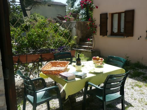 Agriturismo Ca' le Suore | Bilocale a Cagli, Marche. Appartamento con terrazza, vista giardino, soggiorno con angolo cottura, camera matrimoniale, divano letto, bagno con doccia. Wifi, TV, spazio esterno, piscina con sdraio, campo da tennis, camino, ventilatore.