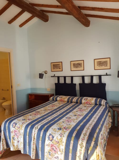 Agriturismo Ca' le Suore | Monolocale a Cagli, Marche, casa vacanze provincia Pesaro Urbino. Appartamento con terrazza, vista giardino, soggiorno con angolo cottura, camera matrimoniale, divano letto, bagno con doccia. Wifi, TV, spazio esterno, piscina con sdraio, campo da tennis, camino, ventilatore.
