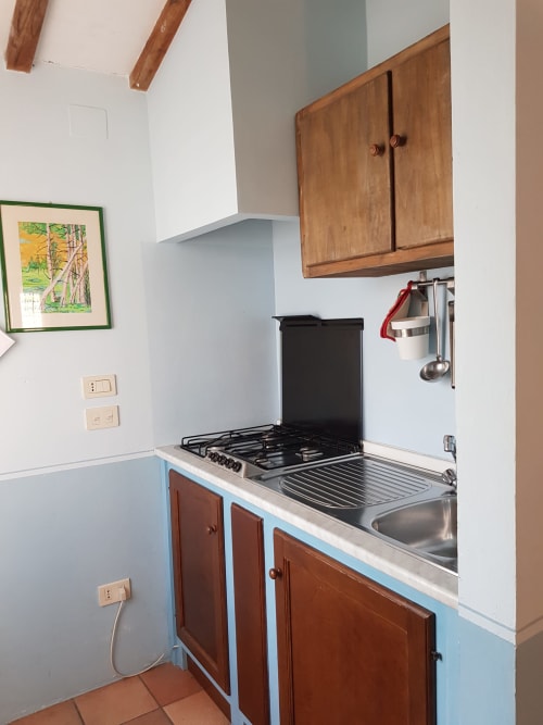 Agriturismo Ca' le Suore | Monolocale a Cagli, Marche, casa vacanze provincia Pesaro Urbino. Appartamento con terrazza, vista giardino, soggiorno con angolo cottura, camera matrimoniale, divano letto, bagno con doccia. Wifi, TV, spazio esterno, piscina con sdraio, campo da tennis, camino, ventilatore.