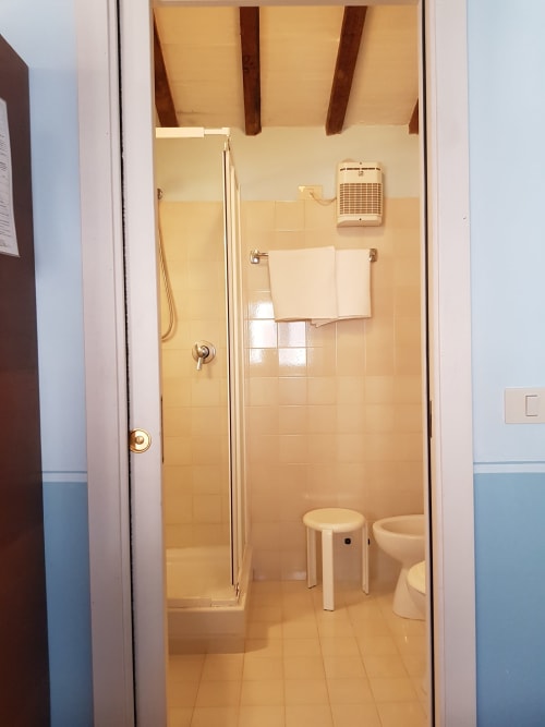Agriturismo Ca' le Suore | Monolocale a Cagli, Marche, casa vacanze provincia Pesaro Urbino. Appartamento con terrazza, vista giardino, soggiorno con angolo cottura, camera matrimoniale, divano letto, bagno con doccia. Wifi, TV, spazio esterno, piscina con sdraio, campo da tennis, camino, ventilatore.