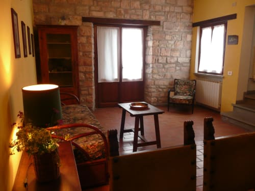 Agriturismo Ca' le Suore | Trilocale a Cagli, Marche, casa vacanze provincia Pesaro Urbino. Appartamento con terrazza, vista giardino, soggiorno con angolo cottura, camera matrimoniale, divano letto, bagno con doccia. Wifi, TV, spazio esterno, piscina con sdraio, campo da tennis, camino, ventilatore.