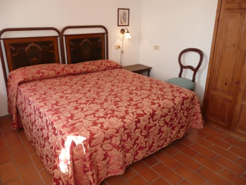 Agriturismo Ca' le Suore | Trilocale a Cagli, Marche, casa vacanze provincia Pesaro Urbino. Appartamento con terrazza, vista giardino, soggiorno con angolo cottura, camera matrimoniale, divano letto, bagno con doccia. Wifi, TV, spazio esterno, piscina con sdraio, campo da tennis, camino, ventilatore.