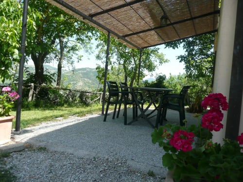 Agriturismo Ca' le Suore | Trilocale a Cagli, Marche, casa vacanze provincia Pesaro Urbino. Appartamento con terrazza, vista giardino, soggiorno con angolo cottura, camera matrimoniale, divano letto, bagno con doccia. Wifi, TV, spazio esterno, piscina con sdraio, campo da tennis, camino, ventilatore.