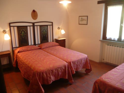 Agriturismo Ca' le Suore | Trilocale a Cagli, Marche, casa vacanze provincia Pesaro Urbino. Appartamento con terrazza, vista giardino, soggiorno con angolo cottura, camera matrimoniale, divano letto, bagno con doccia. Wifi, TV, spazio esterno, piscina con sdraio, campo da tennis, camino, ventilatore.