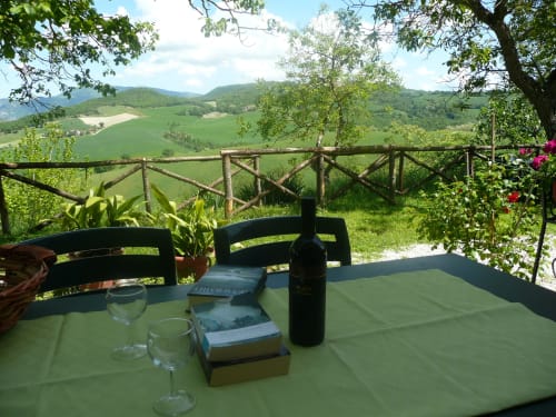 Agriturismo Ca' le Suore | Trilocale a Cagli, Marche, casa vacanze provincia Pesaro Urbino. Appartamento con terrazza, vista giardino, soggiorno con angolo cottura, camera matrimoniale, divano letto, bagno con doccia. Wifi, TV, spazio esterno, piscina con sdraio, campo da tennis, camino, ventilatore.