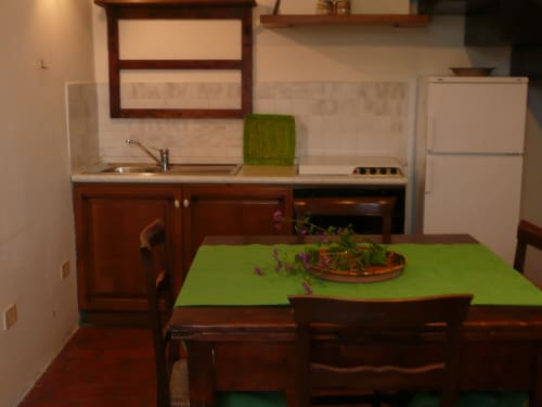 Agriturismo Ca' le Suore | Trilocale a Cagli, Marche, casa vacanze provincia Pesaro Urbino. Appartamento con terrazza, vista giardino, soggiorno con angolo cottura, camera matrimoniale, divano letto, bagno con doccia. Wifi, TV, spazio esterno, piscina con sdraio, campo da tennis, camino, ventilatore.