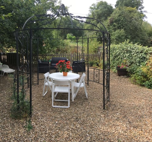 Jardin et salon de jardin, Le Ronsard, gîte, chaumières du chêne, Pouillé, 
Loir-et-Cher