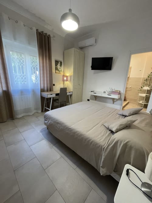 Marilyn Suite | Trastevere & Gianicolo Sweet Rest, Roma. Suite Deluxe con bagno ensuite a Roma. Dispone di 1 letto matrimoniale 1 letto singolo, parcheggio privato, aria condizionata, Netflix, lavatrice, Wc, prodotti da bagno in omaggio, cucina attrezzata, forno. 