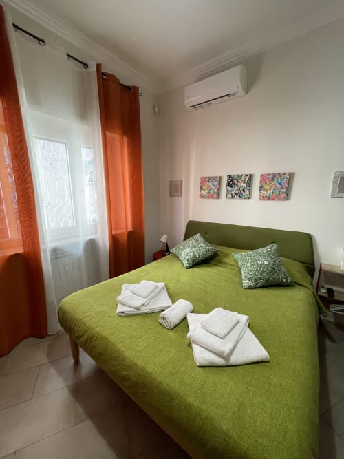 Extravagant Room | Trastevere & Gianicolo Sweet Rest, Roma. Camera tripla con bagno privato esterno a Roma, Trastevere. Dispone di cucina, 1 letto matrimoniale, 1 letto singolo, aria condizionata, tv schermo piatto, ferro da stiro, asciugatrice, prodotti da bagno in omaggio, bidet.