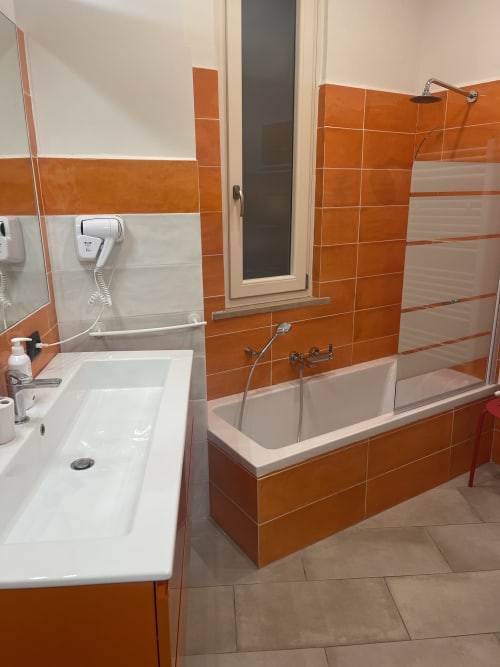 Extravagant Room | Trastevere & Gianicolo Sweet Rest, Roma. Camera tripla con bagno privato esterno a Roma, Trastevere. Dispone di cucina, 1 letto matrimoniale, 1 letto singolo, aria condizionata, tv schermo piatto, ferro da stiro, asciugatrice, prodotti da bagno in omaggio, bidet.