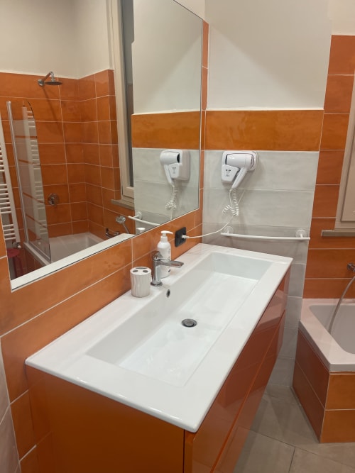 Extravagant Room | Trastevere & Gianicolo Sweet Rest, Roma. Camera tripla con bagno privato esterno a Roma, Trastevere. Dispone di cucina, 1 letto matrimoniale, 1 letto singolo, aria condizionata, tv schermo piatto, ferro da stiro, asciugatrice, prodotti da bagno in omaggio, bidet.