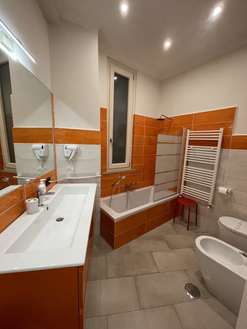 Extravagant Room | Trastevere & Gianicolo Sweet Rest, Roma. Camera tripla con bagno privato esterno a Roma, Trastevere. Dispone di cucina, 1 letto matrimoniale, 1 letto singolo, aria condizionata, tv schermo piatto, ferro da stiro, asciugatrice, prodotti da bagno in omaggio, bidet.