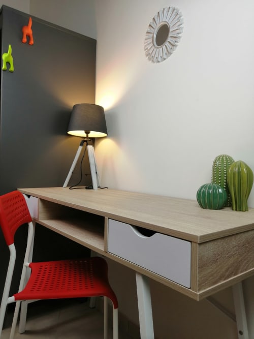 Extravagant Room | Trastevere & Gianicolo Sweet Rest, Roma. Camera tripla con bagno privato esterno a Roma, Trastevere. Dispone di cucina, 1 letto matrimoniale, 1 letto singolo, aria condizionata, tv schermo piatto, ferro da stiro, asciugatrice, prodotti da bagno in omaggio, bidet.