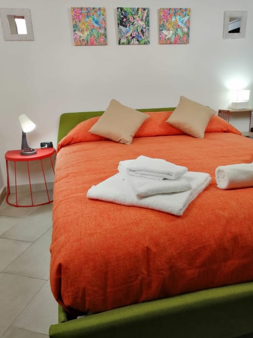 Extravagant Room | Trastevere & Gianicolo Sweet Rest, Roma. Camera tripla con bagno privato esterno a Roma, Trastevere. Dispone di cucina, 1 letto matrimoniale, 1 letto singolo, aria condizionata, tv schermo piatto, ferro da stiro, asciugatrice, prodotti da bagno in omaggio, bidet.
