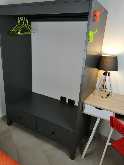 Extravagant Room | Trastevere & Gianicolo Sweet Rest, Roma. Camera tripla con bagno privato esterno a Roma, Trastevere. Dispone di cucina, 1 letto matrimoniale, 1 letto singolo, aria condizionata, tv schermo piatto, ferro da stiro, asciugatrice, prodotti da bagno in omaggio, bidet.