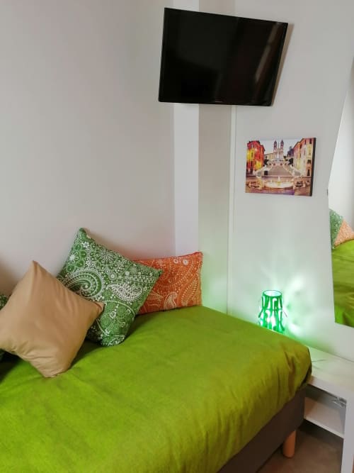 Extravagant Room | Trastevere & Gianicolo Sweet Rest, Roma. Camera tripla con bagno privato esterno a Roma, Trastevere. Dispone di cucina, 1 letto matrimoniale, 1 letto singolo, aria condizionata, tv schermo piatto, ferro da stiro, asciugatrice, prodotti da bagno in omaggio, bidet.