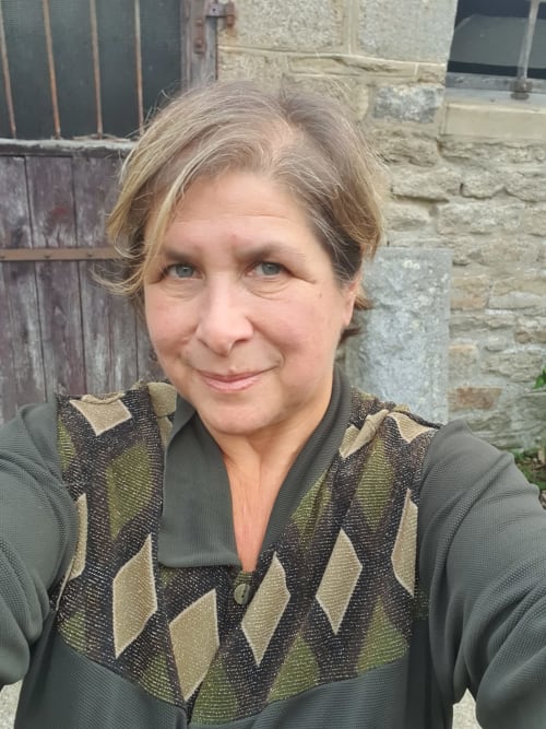 Femme souriante aux Forges Du Lou, un gîte en Bretagne à Jugon-les-Lacs