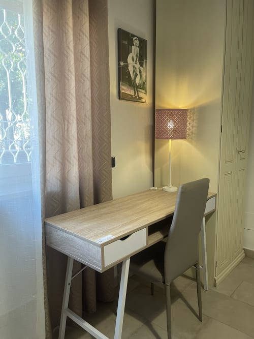 Marilyn Suite | Trastevere & Gianicolo Sweet Rest, Roma. Suite Deluxe con bagno ensuite a Roma. Dispone di 1 letto matrimoniale 1 letto singolo, parcheggio privato, aria condizionata, Netflix, lavatrice, Wc, prodotti da bagno in omaggio, cucina attrezzata, forno.