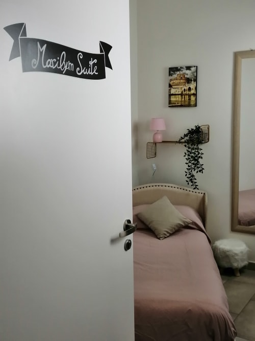 Marilyn Suite | Trastevere & Gianicolo Sweet Rest, Roma. Suite Deluxe con bagno ensuite a Roma. Dispone di 1 letto matrimoniale 1 letto singolo, parcheggio privato, aria condizionata, Netflix, lavatrice, Wc, prodotti da bagno in omaggio, cucina attrezzata, forno.