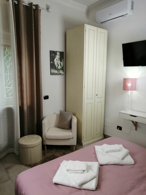 Marilyn Suite | Trastevere & Gianicolo Sweet Rest, Roma. Suite Deluxe con bagno ensuite a Roma. Dispone di 1 letto matrimoniale 1 letto singolo, parcheggio privato, aria condizionata, Netflix, lavatrice, Wc, prodotti da bagno in omaggio, cucina attrezzata, forno.
