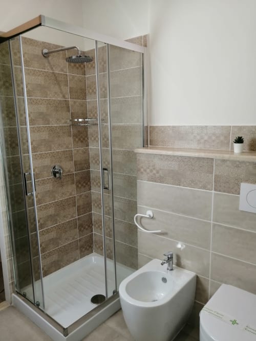 Marilyn Suite | Trastevere & Gianicolo Sweet Rest, Roma. Suite Deluxe con bagno ensuite a Roma. Dispone di 1 letto matrimoniale 1 letto singolo, parcheggio privato, aria condizionata, Netflix, lavatrice, Wc, prodotti da bagno in omaggio, cucina attrezzata, forno.