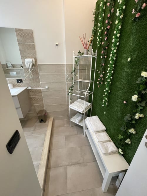 Marilyn Suite | Trastevere & Gianicolo Sweet Rest, Roma. Suite Deluxe con bagno ensuite a Roma. Dispone di 1 letto matrimoniale 1 letto singolo, parcheggio privato, aria condizionata, Netflix, lavatrice, Wc, prodotti da bagno in omaggio, cucina attrezzata, forno.