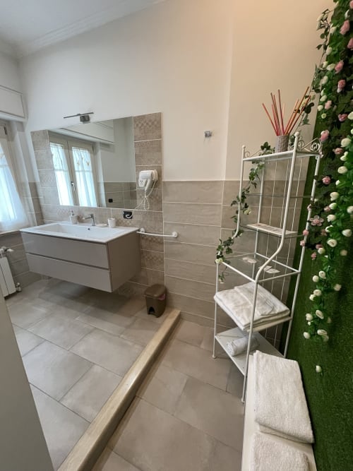 Marilyn Suite | Trastevere & Gianicolo Sweet Rest, Roma. Suite Deluxe con bagno ensuite a Roma. Dispone di 1 letto matrimoniale 1 letto singolo, parcheggio privato, aria condizionata, Netflix, lavatrice, Wc, prodotti da bagno in omaggio, cucina attrezzata, forno.