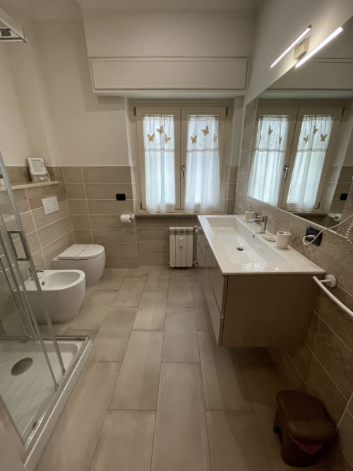 Marilyn Suite | Trastevere & Gianicolo Sweet Rest, Roma. Suite Deluxe con bagno ensuite a Roma. Dispone di 1 letto matrimoniale 1 letto singolo, parcheggio privato, aria condizionata, Netflix, lavatrice, Wc, prodotti da bagno in omaggio, cucina attrezzata, forno.