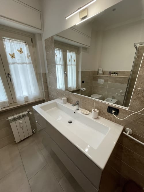 Marilyn Suite | Trastevere & Gianicolo Sweet Rest, Roma. Suite Deluxe con bagno ensuite a Roma. Dispone di 1 letto matrimoniale 1 letto singolo, parcheggio privato, aria condizionata, Netflix, lavatrice, Wc, prodotti da bagno in omaggio, cucina attrezzata, forno.