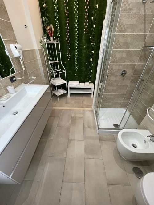 Marilyn Suite | Trastevere & Gianicolo Sweet Rest, Roma. Suite Deluxe con bagno ensuite a Roma. Dispone di 1 letto matrimoniale 1 letto singolo, parcheggio privato, aria condizionata, Netflix, lavatrice, Wc, prodotti da bagno in omaggio, cucina attrezzata, forno.