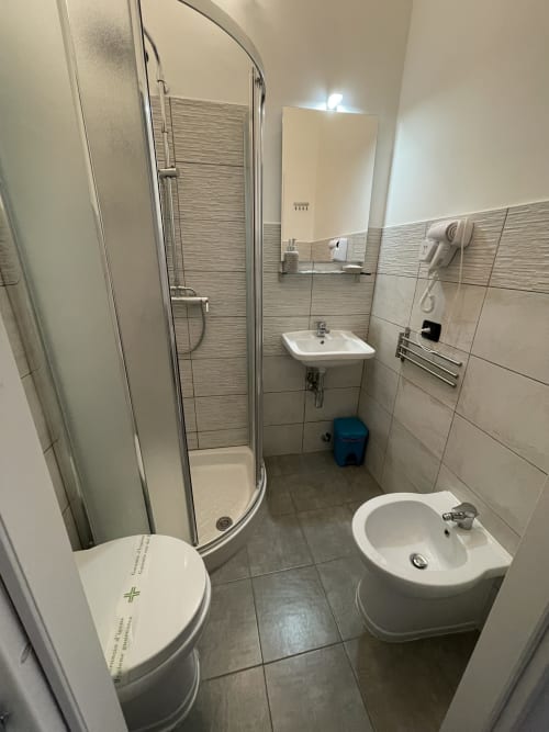 Neptune Room | Trastevere & Gianicolo Sweet Rest, Roma. Camera matrimoniale con bagno privato in camera con vista giardino interno, offre prodotti da bagno, bidet, WC, doccia, asciugamani, asciugacapelli, cucina attrezzata, piano cottura, forno, microonde, macchina da caffè, Tv, Netflix.