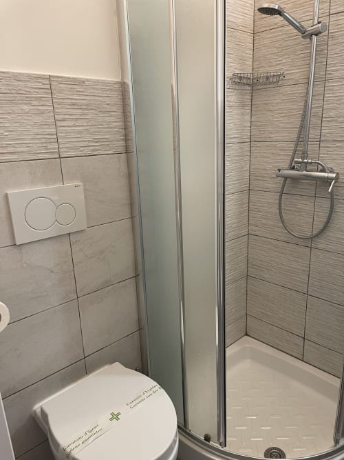 Neptune Room | Trastevere & Gianicolo Sweet Rest, Roma. Camera matrimoniale con bagno privato in camera con vista giardino interno, offre prodotti da bagno, bidet, WC, doccia, asciugamani, asciugacapelli, cucina attrezzata, piano cottura, forno, microonde, macchina da caffè, Tv, Netflix.