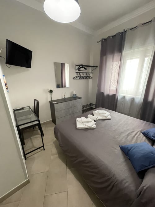 Neptune Room | Trastevere & Gianicolo Sweet Rest, Roma. Camera matrimoniale con bagno privato in camera con vista giardino interno, offre prodotti da bagno, bidet, WC, doccia, asciugamani, asciugacapelli, cucina attrezzata, piano cottura, forno, microonde, macchina da caffè, Tv, Netflix.