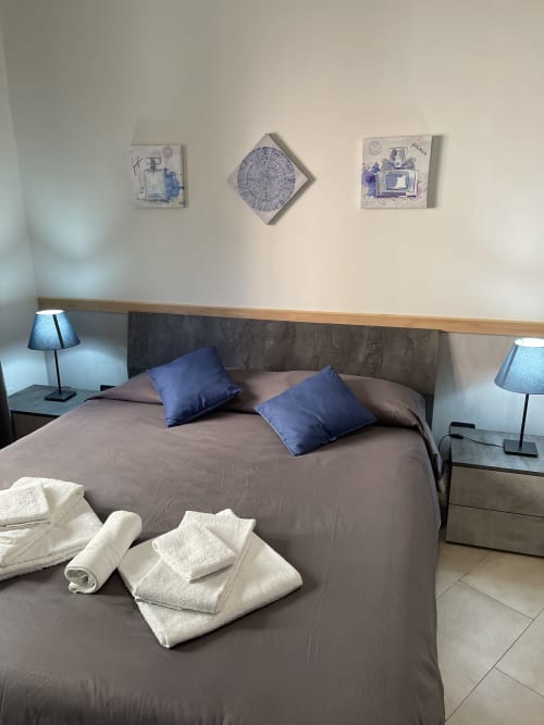 Neptune Room | Trastevere & Gianicolo Sweet Rest, Roma. Camera matrimoniale con bagno privato in camera con vista giardino interno, offre prodotti da bagno, bidet, WC, doccia, asciugamani, asciugacapelli, cucina attrezzata, piano cottura, forno, microonde, macchina da caffè, Tv, Netflix.