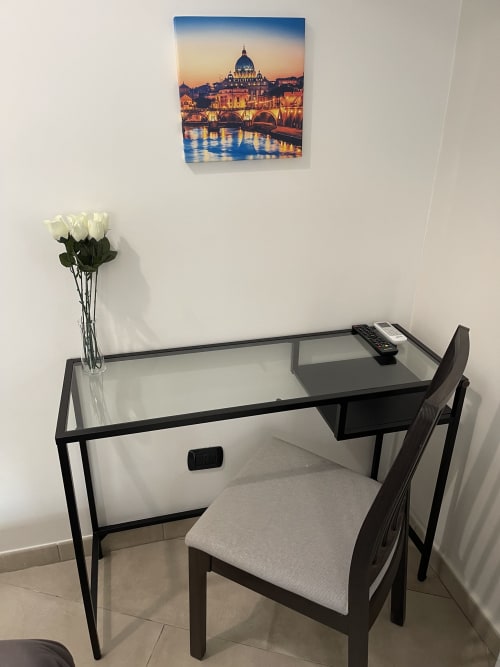 Neptune Room | Trastevere & Gianicolo Sweet Rest, Roma. Camera matrimoniale con bagno privato in camera con vista giardino interno, offre prodotti da bagno, bidet, WC, doccia, asciugamani, asciugacapelli, cucina attrezzata, piano cottura, forno, microonde, macchina da caffè, Tv, Netflix.