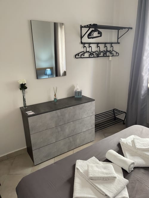 Neptune Room | Trastevere & Gianicolo Sweet Rest, Roma. Camera matrimoniale con bagno privato in camera con vista giardino interno, offre prodotti da bagno, bidet, WC, doccia, asciugamani, asciugacapelli, cucina attrezzata, piano cottura, forno, microonde, macchina da caffè, Tv, Netflix.