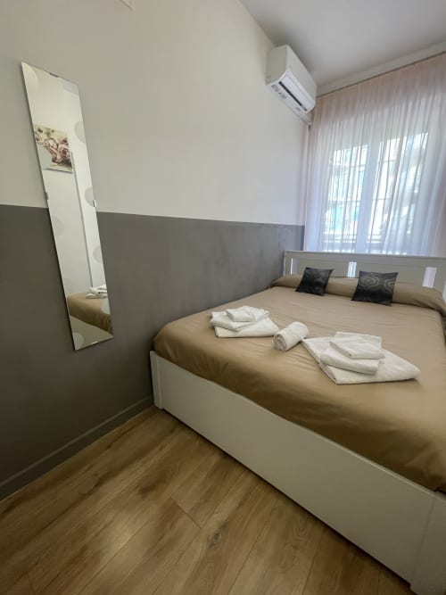 Boutique Room | Trastevere Sweet Rest, Roma. Offre 1 letto matrimoniale alla francese, Tv, Bagno privato esterno, Bidet, asciugacapelli, asciugamani, doccia, prodotti da bagno, cucina, forno, frigorifero, soggiorno, vista cortile.
