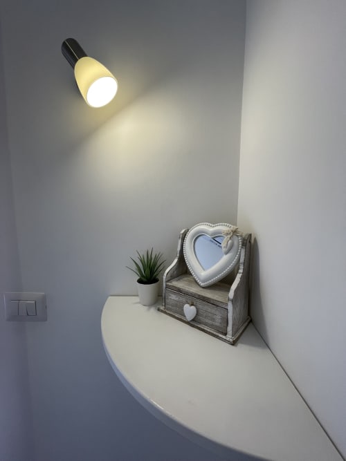 Boutique Room | Trastevere Sweet Rest, Roma. Offre 1 letto matrimoniale alla francese, Tv, Bagno privato esterno, Bidet, asciugacapelli, asciugamani, doccia, prodotti da bagno, cucina, forno, frigorifero, soggiorno, vista cortile.